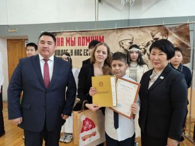 Министр здравоохранения Якутии наградила пятиклассника, спасшего мужчину с инсультом