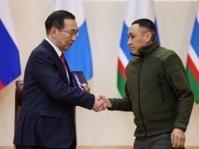 В преддверии Дня защитника Отечества Айсен Николаев вручил госнаграды участникам СВО