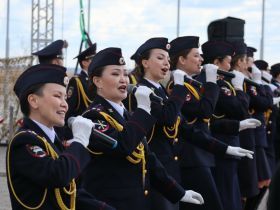 В Якутске торжественно подняли символ Знамени Победы
