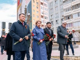 Якутяне возложили цветы к мемориальному комплексу «Солдат Туймаады»