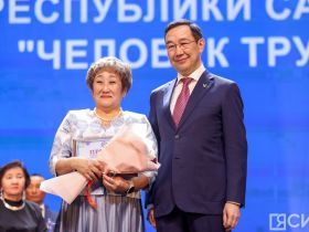 Айсен Николаев наградил 50 якутян премией «Человек труда»