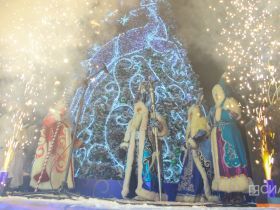 На площади Орджоникидзе зажгли ёлку Якутска