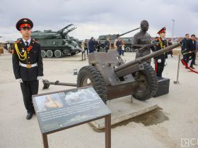 Минута молчания, новобранцы и гречка: в Якутске прошла церемония памяти в честь Дня Победы