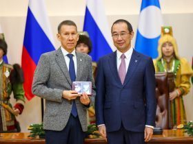 Айсен Николаев вручил государственные награды отличившимся якутянам