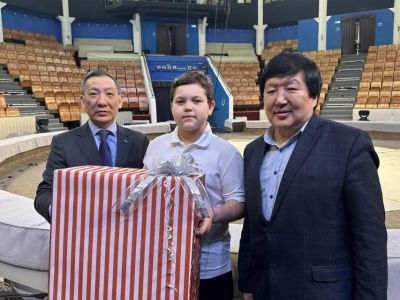 Жонглер из Якутии получил реквизит для выступлений от президента России