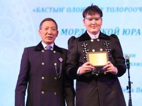 На открытии Декады Олонхо наградили лучших носителей традиционной культуры