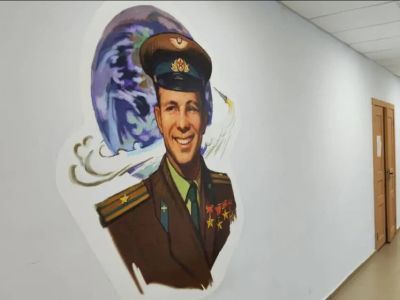 В Сунтарской школе появились портреты Юрия Гагарина и Героя России Дмитрия Егорова