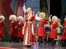 В День народного единства в Якутске юным якутянам вручили первые паспорта