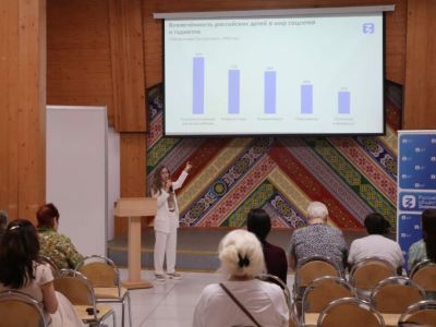 Не заменяйте игрушки и общение гаджетом: о пользе и вреде смартфонов для детей рассказала психолог