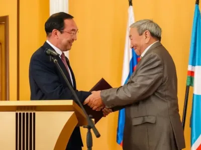 Айсен Николаев вручил высшую награду Якутии заслуженному энергетику Николаю Парникову