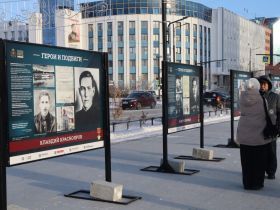 В центре Якутска открыли выставку «Герои и подвиги»