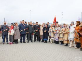 Минута молчания, новобранцы и гречка: в Якутске прошла церемония памяти в честь Дня Победы
