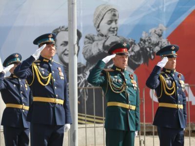 В Якутске торжественно подняли символ Знамени Победы