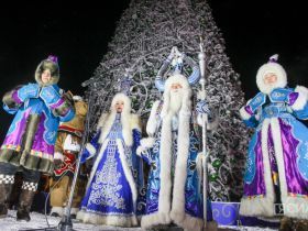 На площади Орджоникидзе зажгли ёлку Якутска