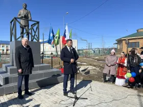 Памятник Платону Ойунскому открыли в селе Черкех Якутии