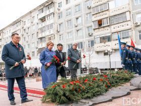 Якутяне возложили цветы к мемориальному комплексу «Солдат Туймаады»