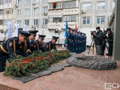 Якутяне возложили цветы к мемориальному комплексу «Солдат Туймаады»