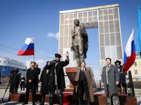 Глава Якутии возложил цветы к памятнику Платону Ойунскому