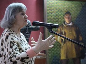 Живописец Федот Макаров подарил НХМ картины якутского снайпера и охотника