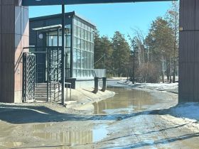 Все еще не «город белых кроссовок»: как выглядят улицы и дворы Якутска весной