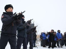 Якутяне возложили цветы в память погибших на озере Ильмень