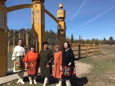 Вилюйская мастерица Надежда Яковлева создает пальто с исконными узорами народа саха