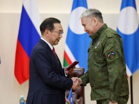 В преддверии Дня защитника Отечества Айсен Николаев вручил госнаграды участникам СВО