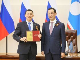 Айсен Николаев вручил дипломы выпускникам программы «Якутия – земля героев»