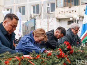 Якутяне возложили цветы к мемориальному комплексу «Солдат Туймаады»