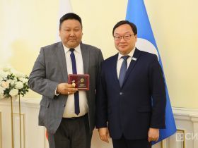 Государственные награды вручили медицинским работникам Якутии