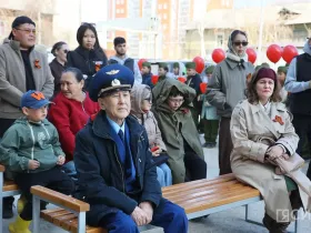 В Якутске чествовали ветерана Великой Отечественной войны в рамках акции «Поём двором»