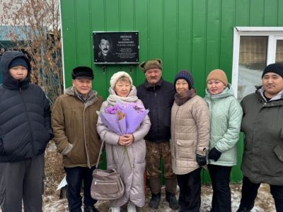 В Оленьке открыли мемориальную доску памяти ветерана ЖКХ Игоря Иванова
