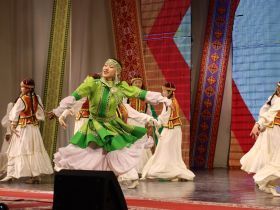 В День народного единства в Якутске юным якутянам вручили первые паспорта