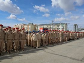 В Якутске торжественно подняли символ Знамени Победы