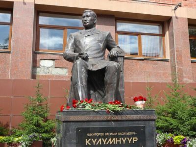 В Якутске в День национальной печати возложили цветы к памятнику Василию Никифорову-Кюлюмнюру