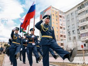 Якутяне возложили цветы к мемориальному комплексу «Солдат Туймаады»