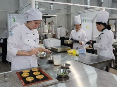 Участники «Вкуса Севера» приготовили меренгу с таежными ягодами и рыбные мини-пироги