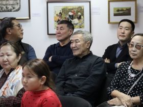 Живописец Федот Макаров подарил НХМ картины якутского снайпера и охотника