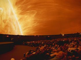 В День космонавтики Сбер устроил премьерный показ иммерсивного фильма «Шаг в бесконечность»