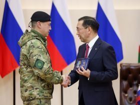 В преддверии Дня защитника Отечества Айсен Николаев вручил госнаграды участникам СВО