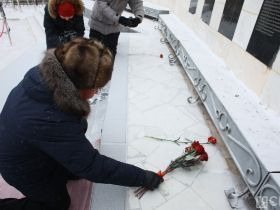 Якутяне возложили цветы в память погибших на озере Ильмень