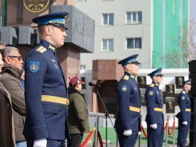 В Якутске торжественно подняли символ Знамени Победы