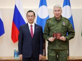 В преддверии Дня защитника Отечества Айсен Николаев вручил госнаграды участникам СВО