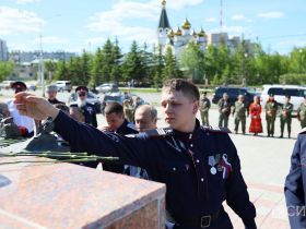 Цветы к памятнику Петру Бекетову возложили в День России