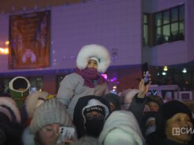 На площади Орджоникидзе зажгли ёлку Якутска