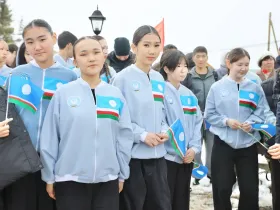 Айсен Николаев возложил цветы к памятнику Илье Винокурову в Намском улусе