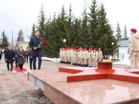 Айсен Николаев почтил память героев в Вилюйском районе
