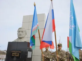 Айсен Николаев возложил цветы к памятнику Илье Винокурову в Намском улусе
