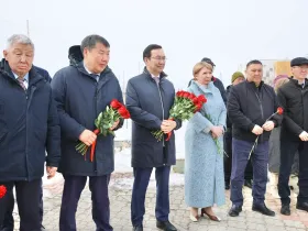 Айсен Николаев возложил цветы к памятнику Илье Винокурову в Намском улусе