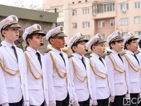 Якутяне возложили цветы к мемориальному комплексу «Солдат Туймаады»